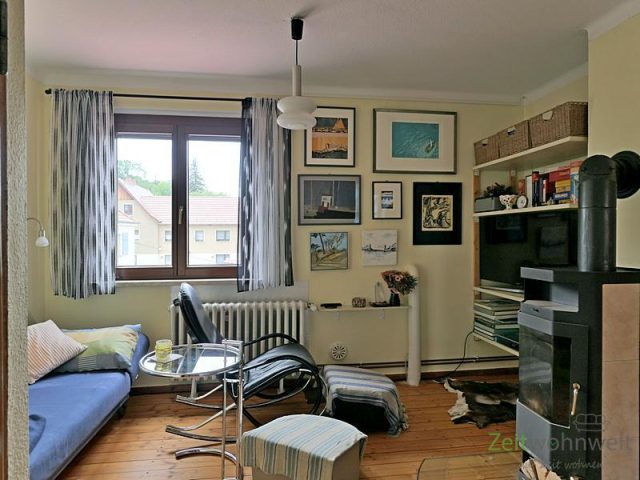 kleines Wohnzimmer mit Kamin