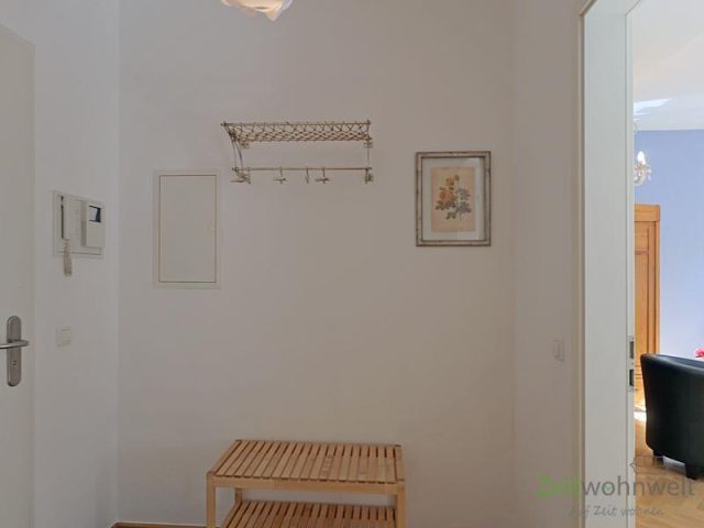 separater Flur mit Garderobe
