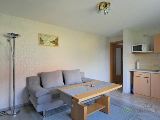 Sofa und Stehhlampe