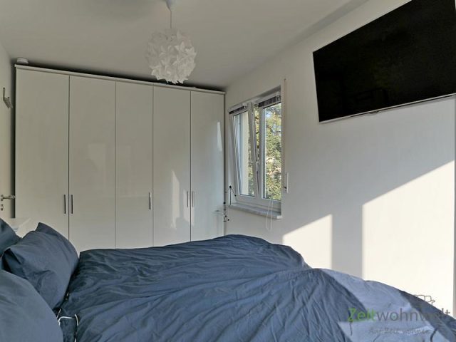 Wand-TV und Kleiderschrank