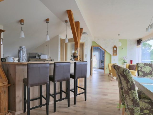 hohe Stühle am Küchentresen
