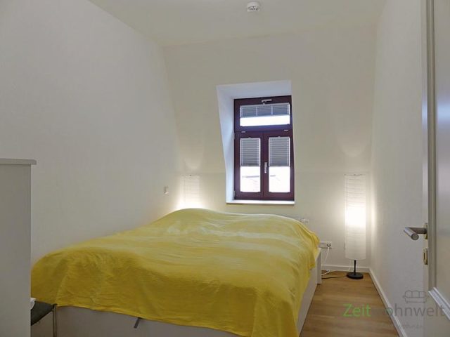 linkes Schlafzimmer mit Doppelbett