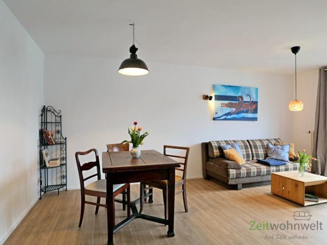 Esstisch und Sofa