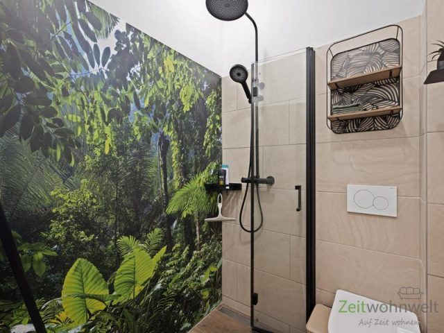modernes Bad mit Bodentiefer Dusche