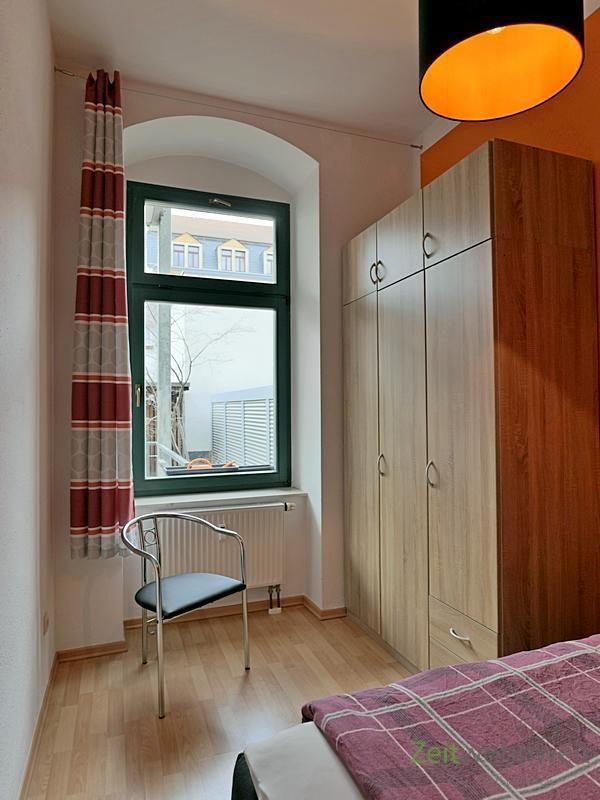 Fenster und Kleiderschrank
