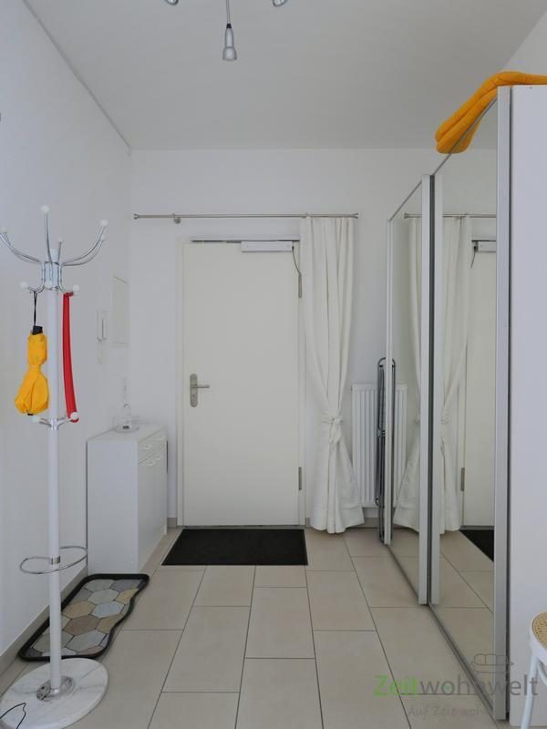 Wohnungsflur mit verspiegeltem Kleiderschrank