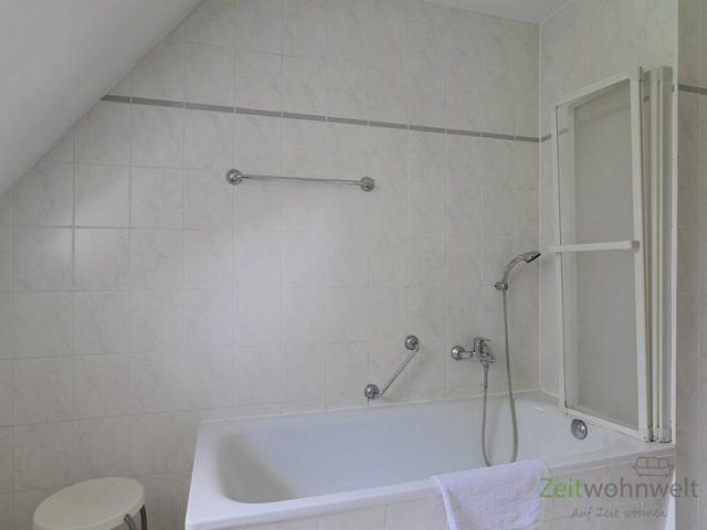 Badewanne mit Duschwand