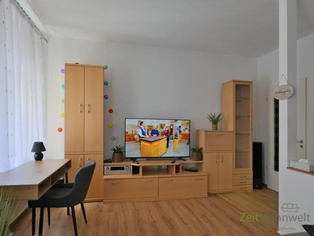 große Schrankwand mit TV
