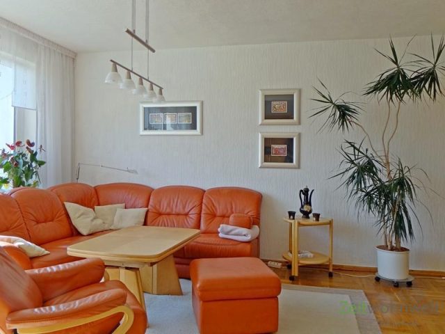 große Couch im Wohnzimmer