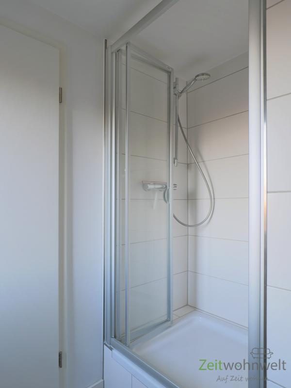 Dusche hinter der Tür