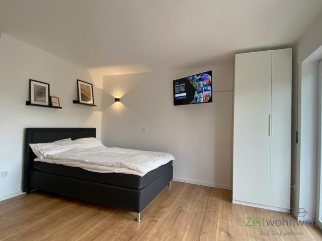 breites Bett und Kleiderschrank