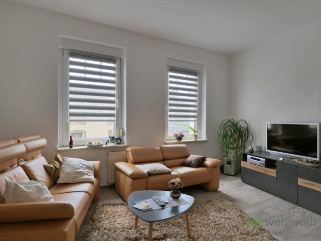 zwei Sofas