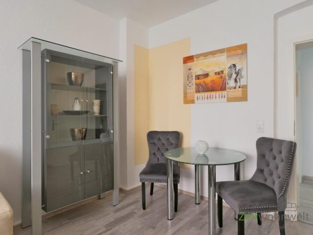 Vitrine und kleiner Esstisch