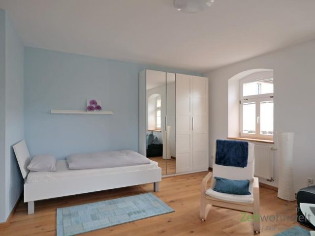 breites Bett und Kleiderschrank