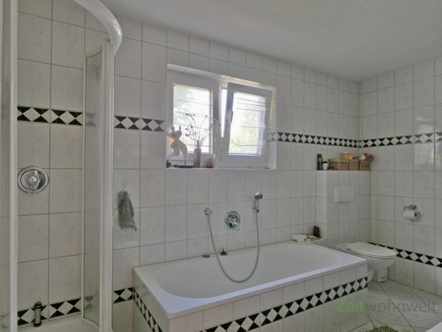 Dusche und Wanne