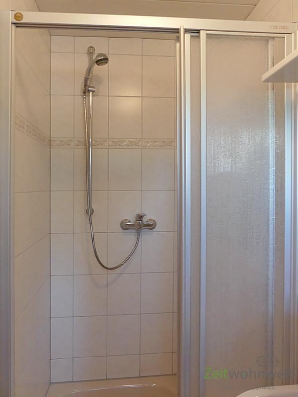 große Dusche im Bad