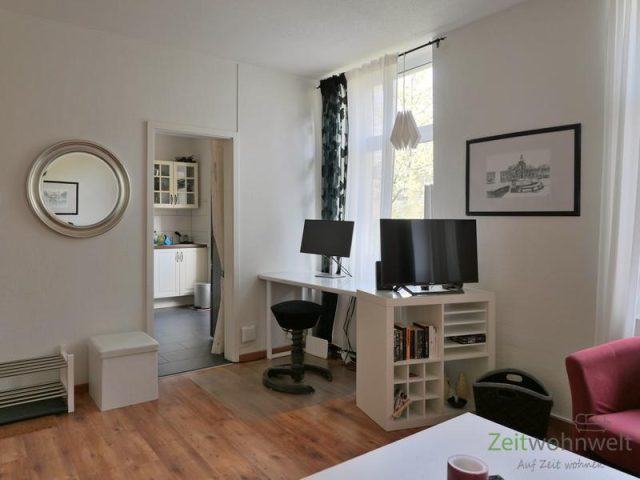 Blick zu Küche, Schreibtisch und TV