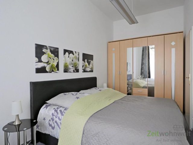 Doppelbett und Kleiderschrank