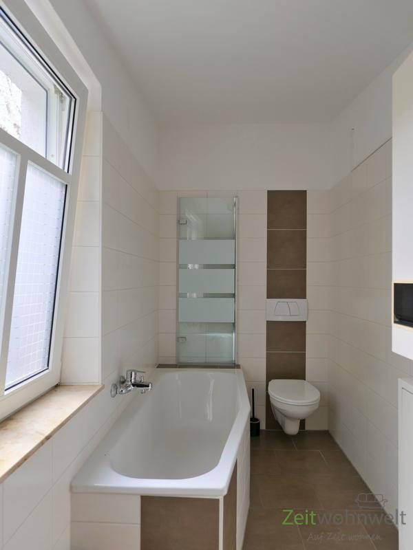 Blick zu Wanne und WC