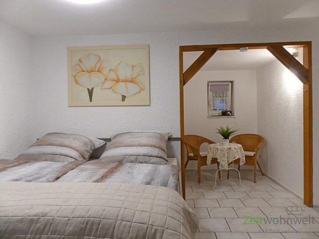 Boxspringbett und Sitzecke