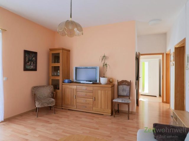 Blick zu Schrankwand und TV