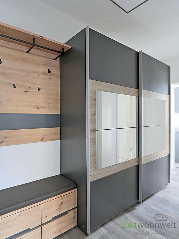 Kleider- und Garderobenschrank im Flur