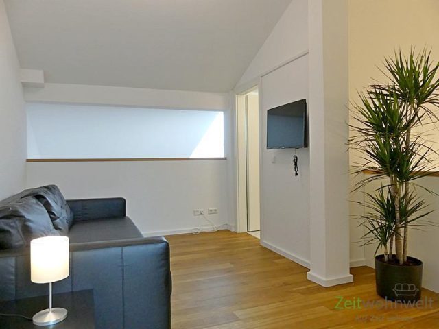 Sofa und TV auf der Empore