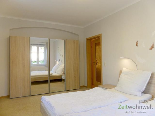 Spiegelschrank im Schlafzimmer