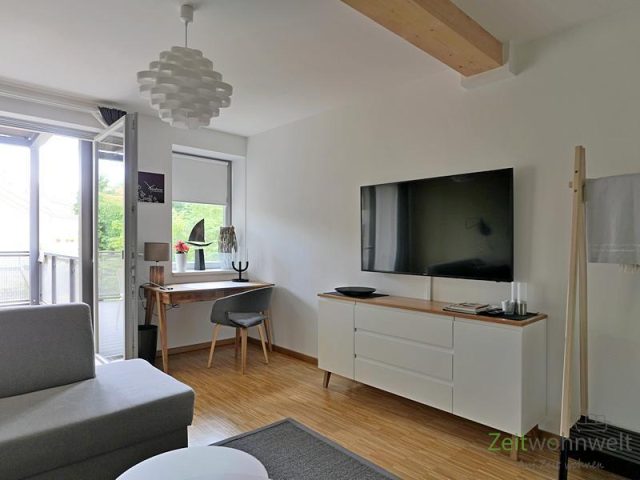 TV und kleiner Schreibtisch