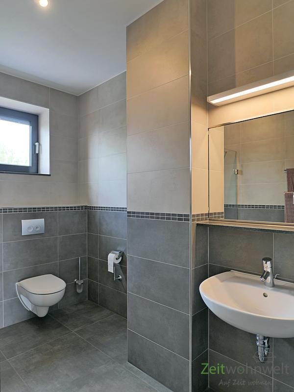 Waschbecken und WC