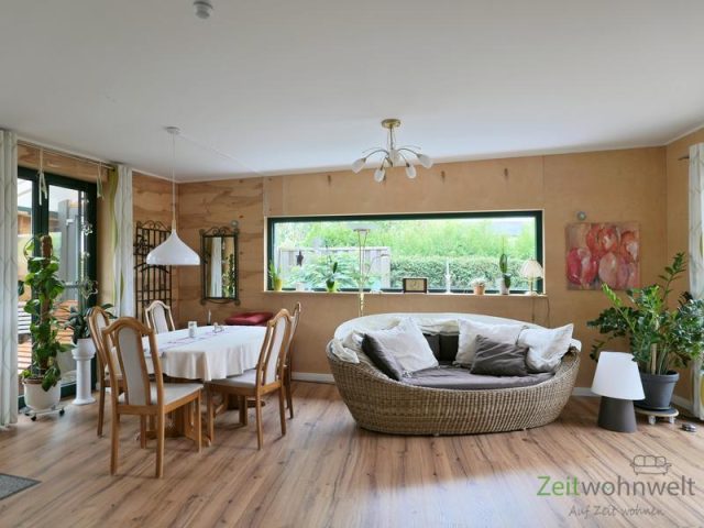 Esstisch und Sofa im Wohnzimmer