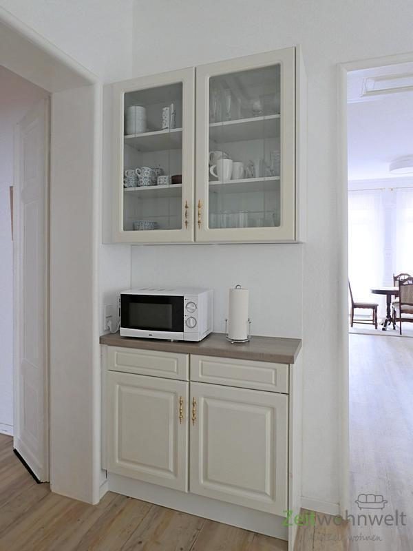 Küchenschrank und Mikrowelle