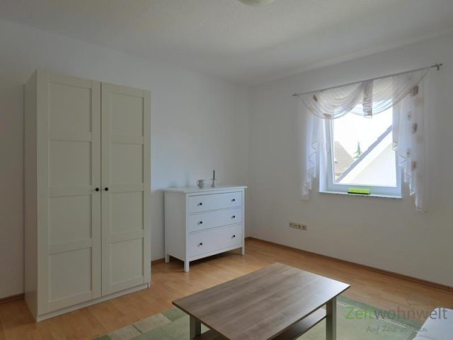 Kleiderschrank und Kommode