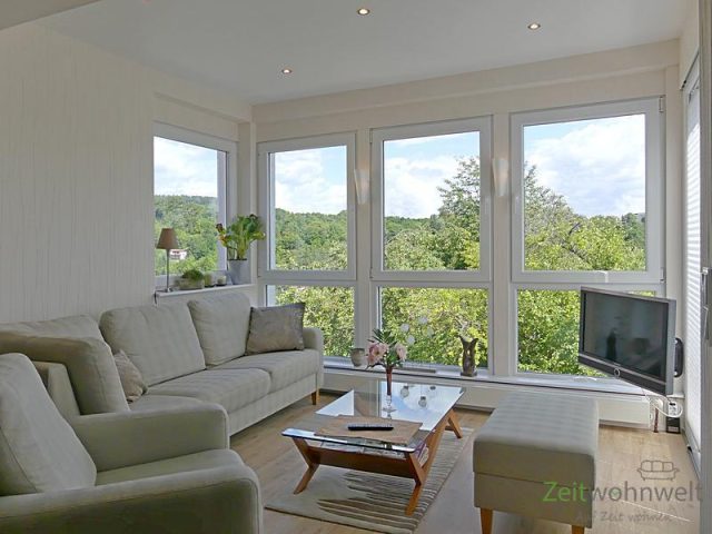 Wohnzimmer mit Fensterwand
