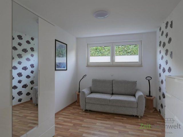 Kleiderschrank und Sofa