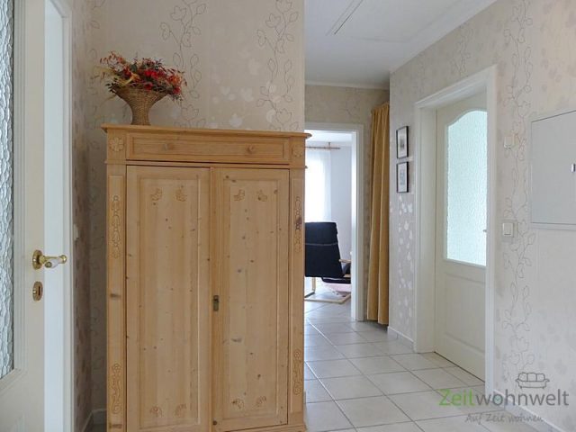 Wohnungsflur mit Garderobe