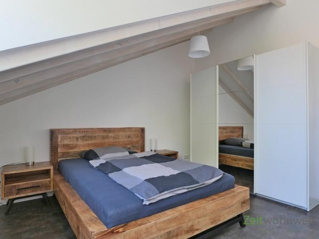 Doppelbett und Kleiderschrank