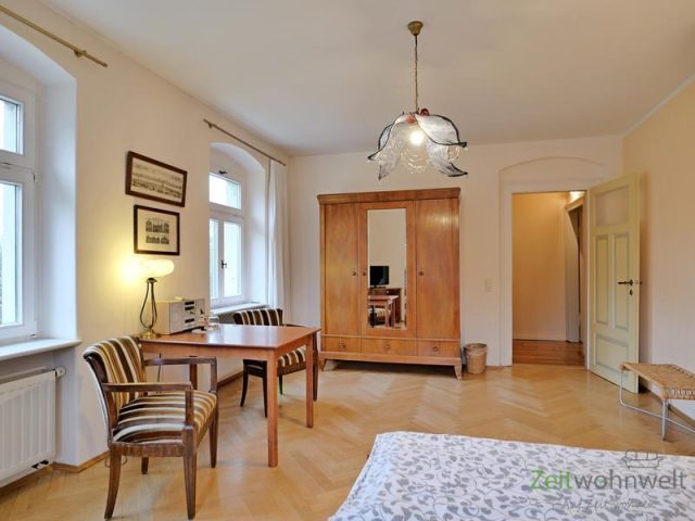 Sitzecke, Radio und Kleiderschrank