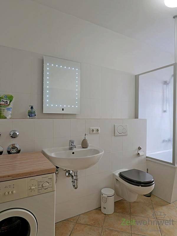 Bad mit Wanne und Waschmaschine