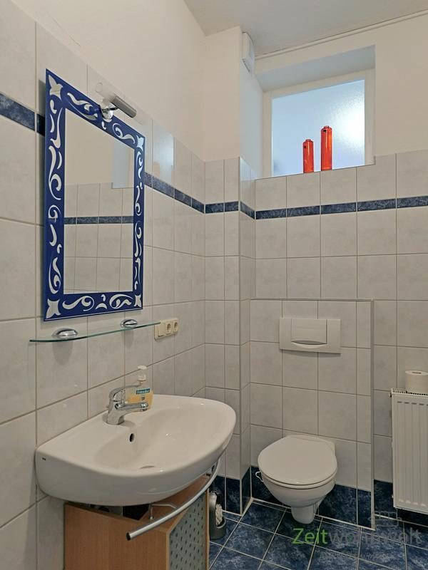 Waschbecken und WC