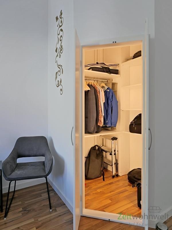 Blick in den begehbaren Kleiderschrank