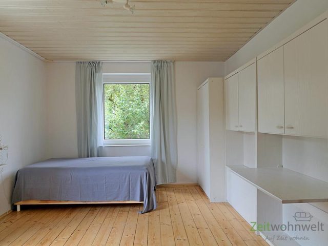 Boxspringbett und Schrankwand