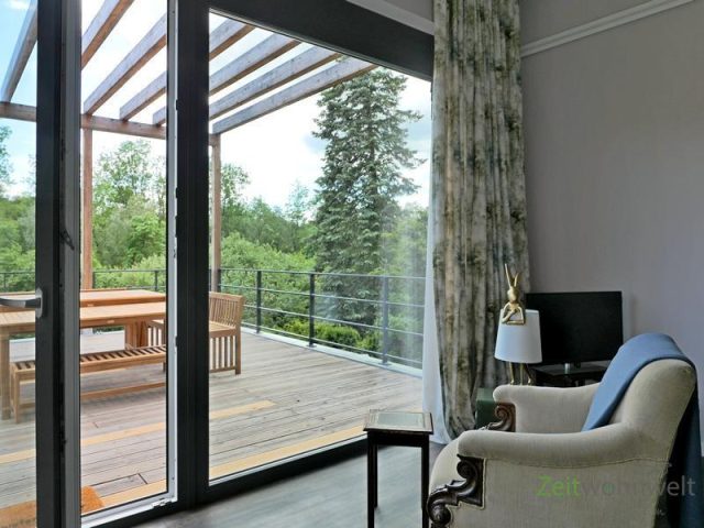 Sessel am Balkonfenster