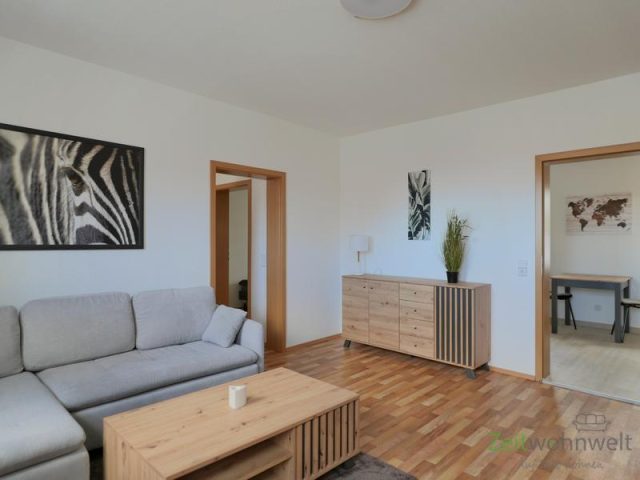 Blick zu Zwischenraum und Küche