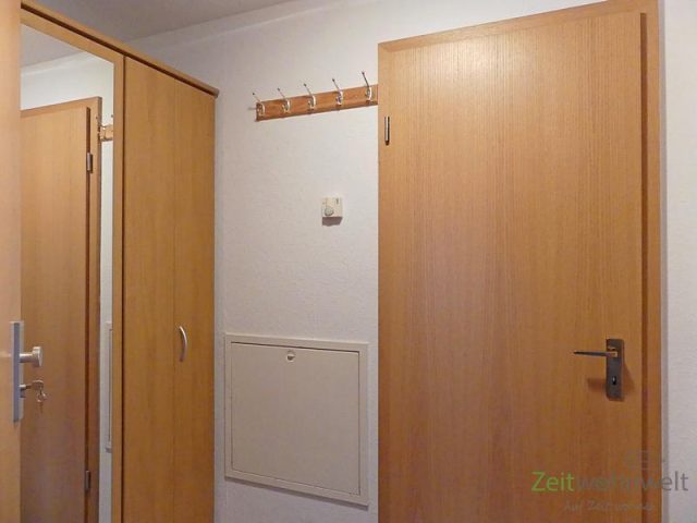 separater Flur mit Kleiderschrank