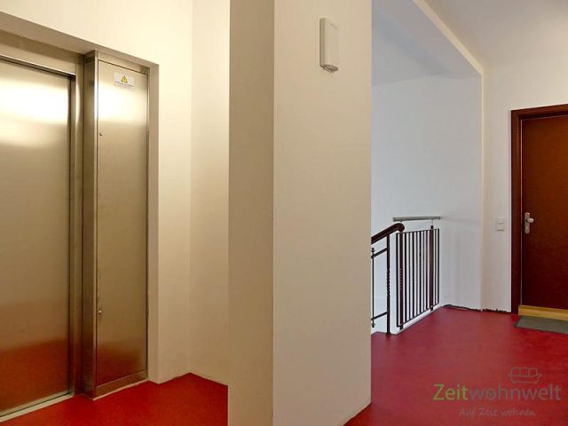 großes Treppenhaus mit Aufzug