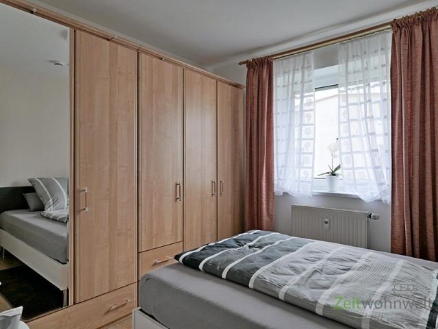 großer Kleiderschrank