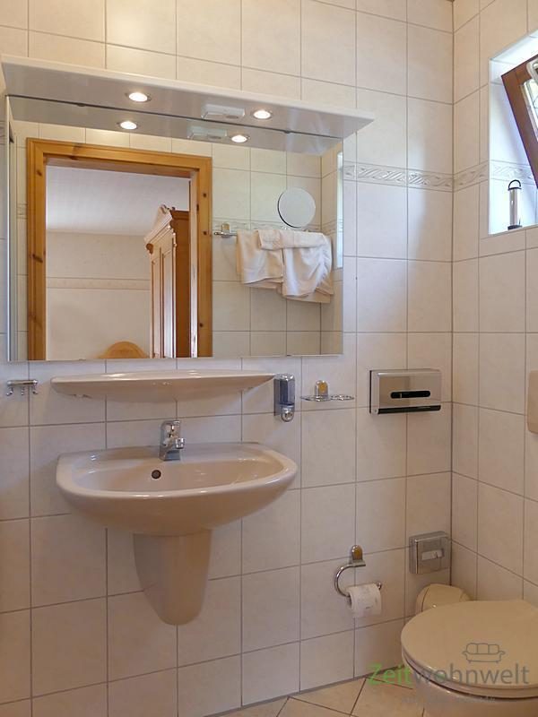 Spiegel und WC
