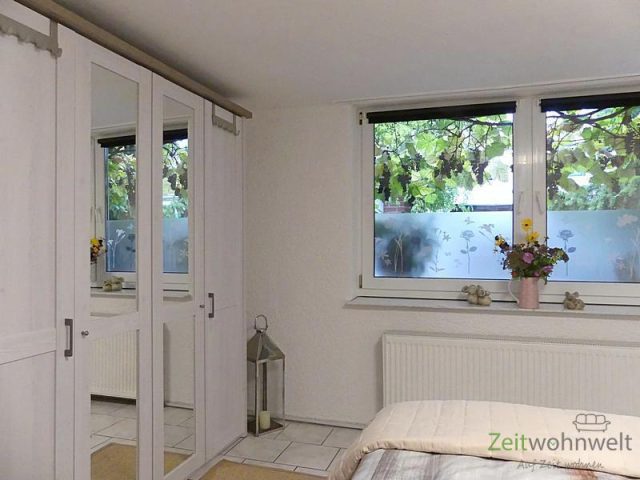 Kleiderschrank und echte Weintrauben