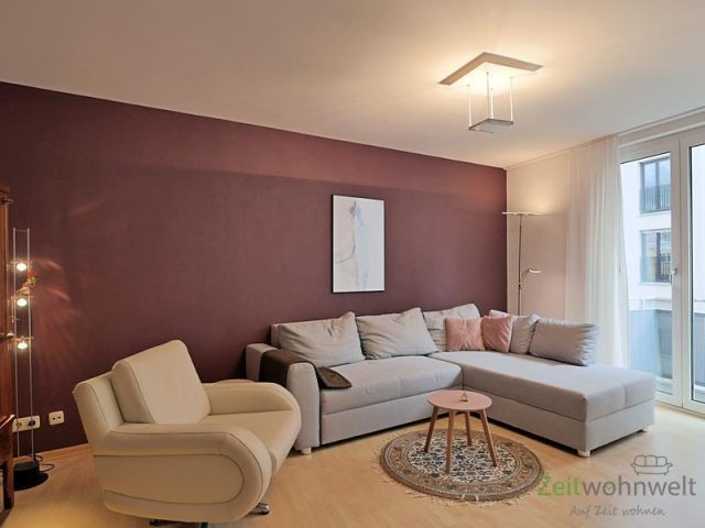 Sessel, Couch und Balkon